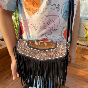 Petit sac à bandoulière à franges en cuir suédé noir usiné et fabriqué à la main pour les cheveux occidentaux des femmes sur le sac à bandoulière floral en cuir de vachette - Product Image 2
