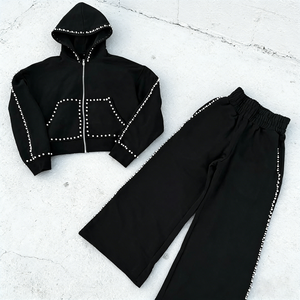 Ensemble de jogging personnalisé avec effet délavé, strass et perles, comprenant un sweat à capuche imprimé et un pantalon de survêtement évasé à taille haute épaisse - Product Image 4