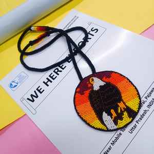 Collier pendentif aigle artisanal perlé avec perles noires, blanches, brunes, jaunes, oranges, rouges et cordon long pour un usage artistique et culturel - Product Image 6