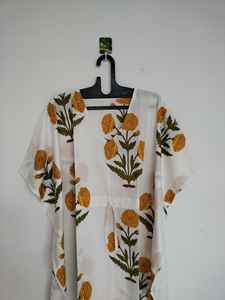 Robe Kaftan en Coton Jaune à Motifs Imprimés et Dentelle, Coupe Vintage Évasée et Ample pour Femme, Idéale pour l'Été et le Quotidien - Product Image 4