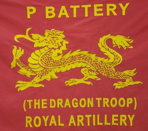 Bandera de Tela Roja Personalizada con Dragón Bordado en Algodón para Eventos Deportivos y Actividades de Equipo - Product Image 4
