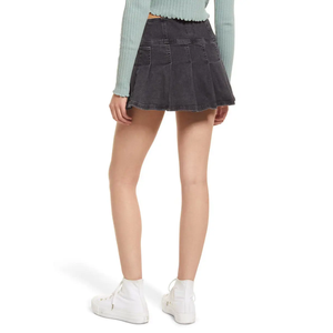 Jupe mini en jean noir anthracite à ourlet effiloché, taille mi-haute, coupe droite, en coton délavé, légère et durable pour l'été - Product Image 2