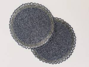 Posavasos de lujo con detalles de cuentas negras y plateadas, hecho a mano por artesanos, accesorio moderno y minimalista para el hogar, hermoso patrón circular tejido. - Product Image 4
