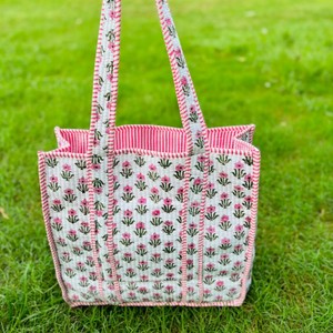 Sac fourre-tout matelassé pour femme, imprimé à la main en Inde, pour l'hiver et l'été, avec motifs géométriques multicolores - Product Image 1