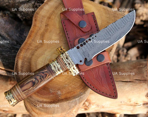 Cuchillo de caza de hoja fija de acero de Damasco forjado a mano personalizado UA Supplies con mango grabado de madera y latón, funda de cuero, OEM - Product Image 2