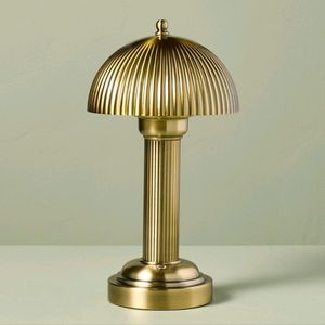 Lámpara de Mesa de Metal Pulido a Mano para Colección de Decoración Exclusiva para el Hogar con Acabado de Alta Calidad - Product Image 6