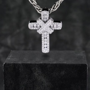 Colgante de Plata 925 Personalizado de Lujo Estilo Hip Hop con Diamantes Moissanita, Diseño de Moda Urbana, Cruz Cristiana Personalizada, Baño de Rodio - Product Image 1