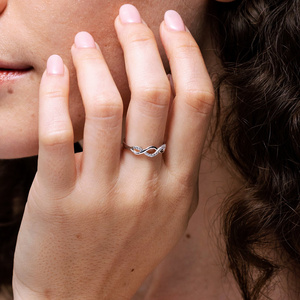 Anillo de compromiso y boda de lujo con diamante cultivado en laboratorio de corte redondo Infinity Twist en oro de 10K, 14K, 18K y plata 925, 935 - Product Image 2
