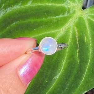 Anillo de Piedra Lunar Hecho a Mano, Plata de Ley 925, Opalescente, Redondo, Azul Brillante, Apilable, Joyería Original para Regalo - Product Image 2