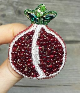 Broche Floral de Lujo Hecho a Mano con Cuentas y Bordado de Hilo Fino para Accesorios de Novia y Festivos - Product Image 4