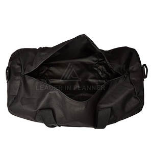 Sacs de sport de qualité supérieure fabriqués en usine, service OEM, design dernier cri, fabriqués au Pakistan, pour hommes et femmes. - Product Image 5