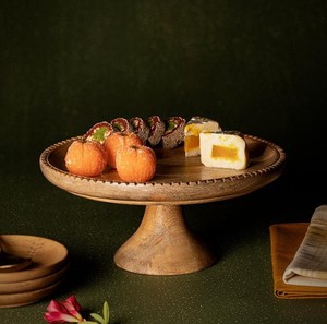 Support à gâteau en bois artisanal – Présentoir à dessert rustique sur piédestal avec bord sculpté pour gâteaux et décoration de table - Product Image 1