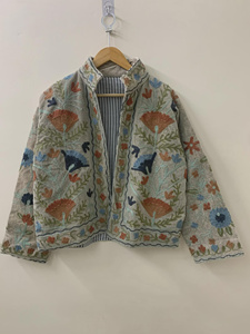 Veste d'hiver en velours brodée Suzani |   Manteau court de festival fait main |   Vêtements d'extérieur ethniques bohèmes |   Veste kimono d'hiver |   Cadeau - Product Image 1