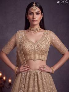 Lehenga Choli de mariage haut de gamme pour femme avec broderie perlée intégrale, broderie de sequins, motifs en fils et travail de motifs, Dupattas de créateur - Product Image 2