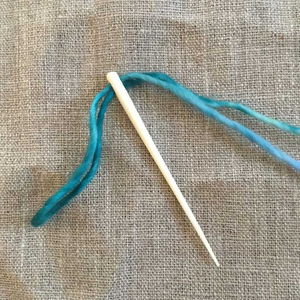 Aiguilles en os polies naturelles et historiques avec motifs gravés de l'âge viking, 7 cm, origine européenne, pour le tricot - Product Image 1