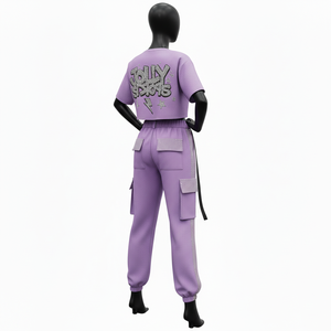 Ensemble jogging femme en molleton coton polyester 320 GSM, couleur lilas, avec panneaux cargo latéraux, sangle et logo thermocollé en strass. - Product Image 5