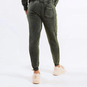 Pantalones deportivos cómodos con lavado ácido, que ofrecen un ajuste flexible, tacto suave y un acabado moderno, ideales para días relajados o salidas. - Product Image 2