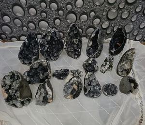Lot de spécimens minéraux uniques en géodes de calcédoine noire naturelle – Magnifique collection de cristaux pour la méditation et l'énergie spirituelle - Product Image 2
