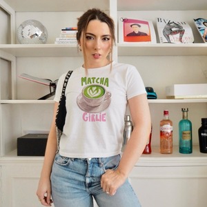 เสื้อยืดลายกราฟิกสไตล์ Y2K สำหรับผู้หญิง รุ่น Trendy Matcha Girlie Aesthetic Baby Tee, เสื้อครอปท็อปพิมพ์ลายสีเขียวเซจสำหรับฤดูร้อน - Product Image 1