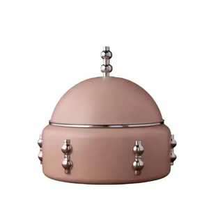 Plat de service moderne rose avec couvercle en forme de dôme, chauffe-plat isolé avec accents argentés pour table à manger - Product Image 1