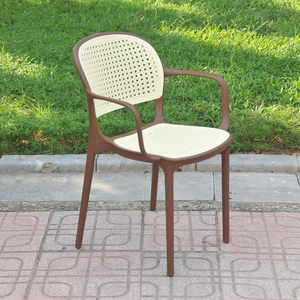 Chaise de jardin d'extérieur haut de gamme en plastique moulé imitation osier marron avec accoudoirs – Imperméable et idéale pour la détente - Product Image 4
