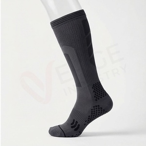 Chaussettes hautes pour hommes, couleur unie, tricotées, respirantes, en spandex et polyester, chaussettes de sport, style régulier d'été - Product Image 3