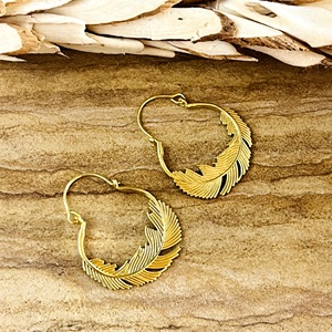 Nuevos Aretes de Aro Boho con Plumas, Aretes de Aro Tribales de Latón para Mujer, Bañados en Oro de 18k con Plumas Colgantes para Venta al por Mayor OEM ODM - Product Image 6