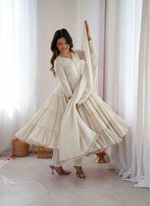 Vestido de Lujo Étnico con Volantes y Adornos de Espejos, con Falda y Dupatta, para Bodas y Festivales - Product Image 4