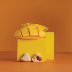 ขนมขบเคี้ยวช็อกโกแลตผสมสีขาวจำนวนมากที่มีรสชาติมะม่วงโยเกิร์ตผลไม้ผสมและถั่ว - Product Image 3