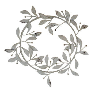 Elegante corona de hojas de metal color bronce oscuro con estructura de alambre trenzado y ramitas delicadas, perfecta para decoración de paredes sofisticadas. - Product Image 3
