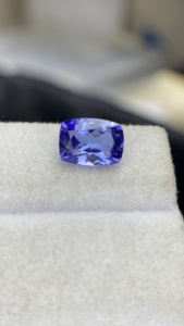 Pierre naturelle certifiée Tanzanite, taille coussin longue, avec une couleur et un éclat excellents, Zoisite naturelle, 1,76 carat, clarté œil-de-chat - Product Image 5