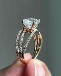 Anillo de Compromiso de Plata de Ley 925 con Moissanita, Corte Rosa, Acabado Chapado en Oro, Diseño de Halo y Racimo - Product Image 2