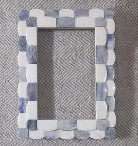 Cadre photo en os blanc d'inspiration classique, décoratif pour table ou mur, avec bordure irrégulière ondulée et festonnée en forme de coquille - Product Image 5