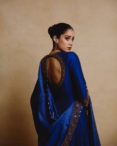 ชุดเดรส Anarkali สีน้ำเงินพร้อมผ้าคลุมไหล่ ปักลายดอกไม้ ชุดอินเดีย-ปากีสถาน สำหรับงานแต่งงานและงานเลี้ยงสำหรับผู้หญิง - Product Image 2