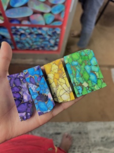 Turquesa Mohave Rectangular en Forma de Cabujón - Gema Natural Certificada GAC con Reverso Plano para Fabricación de Joyería al por Mayor con Efecto de Color - Product Image 5