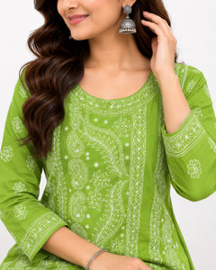 Kurti indien exclusif en georgette Chikankari – Robe longue ethnique de créateur, vert lime, brodée de motifs floraux et paisley - Product Image 4