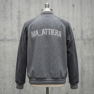เสื้อแจ็คเก็ต Letterman สีเทาสำหรับผู้ชาย ตัวเสื้อผ้าฟลีซ แขนเสื้อแบบแร็กแลน กระดุมแป๊ก เสื้อแจ็คเก็ตบอมเบอร์ รับผลิตตามแบบ OEM ODM ขายส่ง - Product Image 2