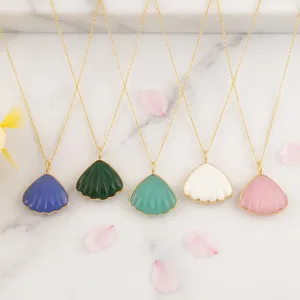 Pendentif de mode en laiton plaqué or 18 carats, forme coquillage sculpté, style minimaliste naturel, vente en gros, bijoux de mode les plus vendus - Product Image 1