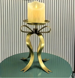 Porte-bougie unique en forme de ruban doré avec une finition métallique élégante pour la décoration. Disponible aux prix de gros. - Product Image 1