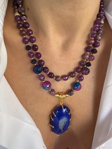 Collier en résine élégant multicolore, fabriqué artisanallement, avec une touche de luxe, provenant d'Inde. - Product Image 1