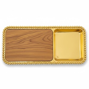 Plateau de service rectangulaire en bois et or avec bord perlé, design glamour pour apéritifs et collations, plateau à chips et sauce - Product Image 1