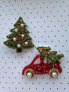 Broche décorative brodée à la main avec perles et finition haut de gamme - Product Image 3