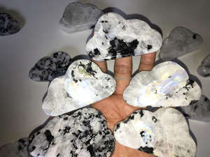 Venta al por mayor Arco Iris piedra lunar más vendido tallado cristal nube forma Reiki curación Feng Shui piedra semipreciosa para la meditación - Product Image 3