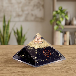 Pirámide de orgón de turmalina negra hecha a mano con incrustaciones de cristal y alambre de cobre para decoración del hogar - Product Image 6