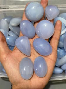 พลอยแคลเซโดนีสีน้ำเงินธรรมชาติทรงหลังเบี้ย รูปทรงผสม รูปไข่ รูปวงกลม รูปลูกแพร์ คุณภาพเยี่ยม ขนาด 3 มม. - Product Image 1