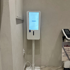 เครื่องวิเคราะห์ร่างกายอัจฉริยะ Bodydot BDF1000 ใช้พลังงาน AI โครงอะลูมิเนียมอัลลอยด์ยืดหยุ่น ไม่สามารถพับได้ ติดตามท่าทางร่างกายแบบเต็มตัว ขนาด 35x35x134 ซม. - Product Image 1