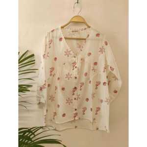 Blusa estampada a mano para mujer en la colección Crimson Sea Treasures - Product Image 1