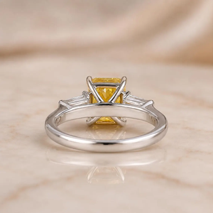 แหวนหมั้นและแหวนแต่งงานทองคำขาว 14K ประดับเพชร Om Gems สีเหลืองแฟนซี 2.0 กะรัต ทรงเรเดียนท์คัท แหวนทองสามเม็ดสำหรับผู้หญิง - Product Image 2