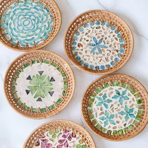 Bandeja de Servir Redonda de Ratán con Base Incrustada de Madreperla (MOP), Bandeja Decorativa Abstracta de Lujo con Mosaico de Conchas Estilo Bohemio - Product Image 3