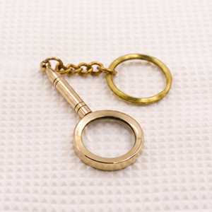 Porte-clés Loupe Vintage en Laiton Fait Main, Anneau Métallique Poli Doré, Accessoire Cadeau - Product Image 1
